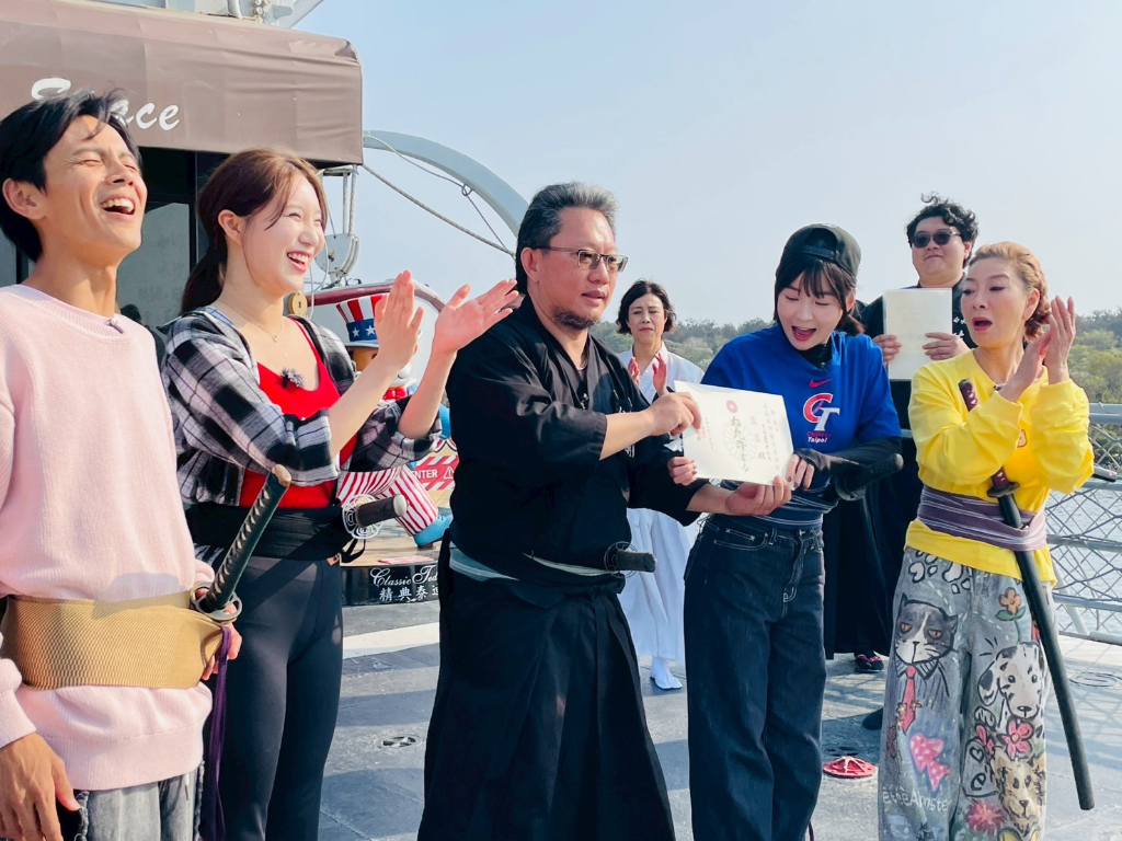 啦啦隊女神金賢姈到台南安平　「學姐」體驗風浪板卻被嚇壞