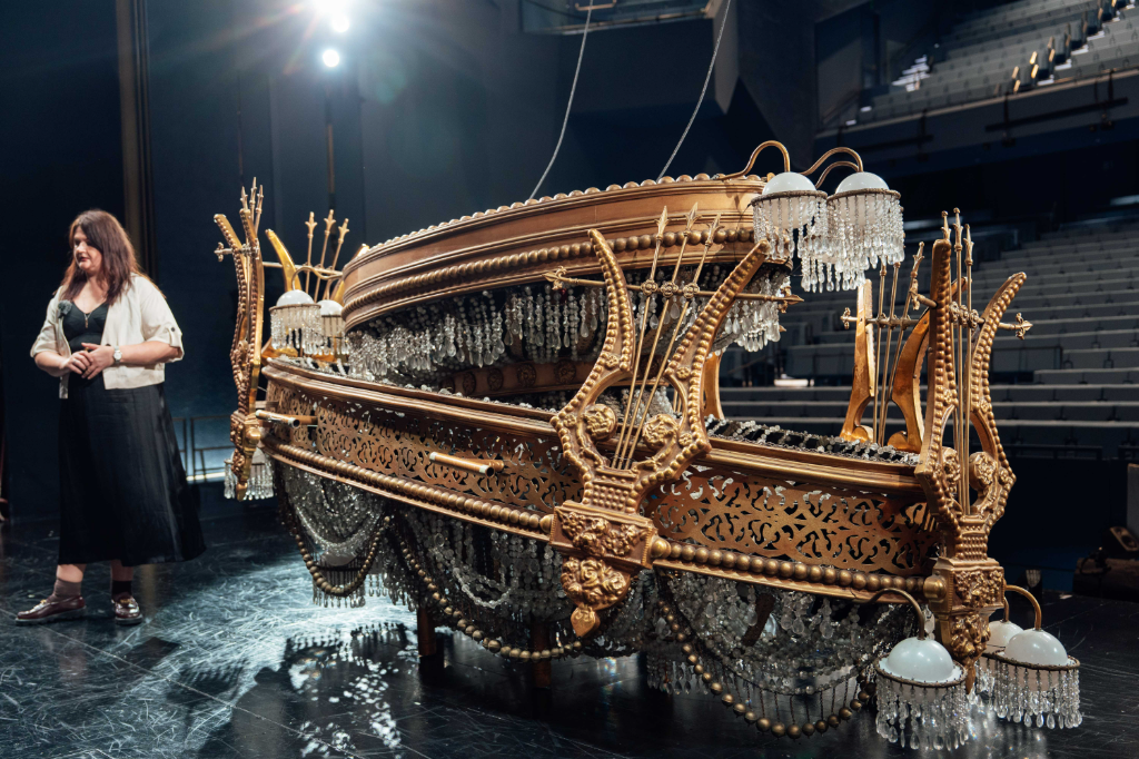 音樂劇《歌劇魅影》臺北場4/21啟動！250套服裝×24台卡車　後台直擊解密