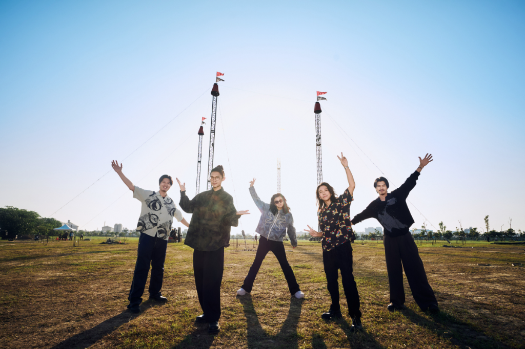 高雄新地標誕生！麋先生震撼搭設「巨大馬戲帳篷」　吸引市民爭相打卡朝聖