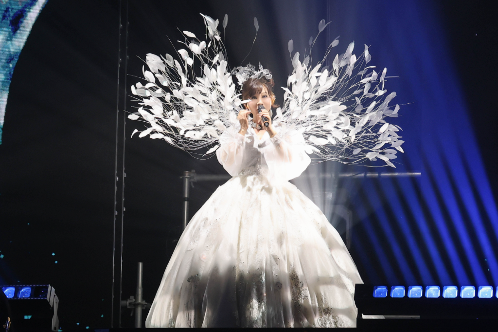 龍千玉首場個唱！30公斤水鑽戰袍開唱　百萬打造12套戰袍