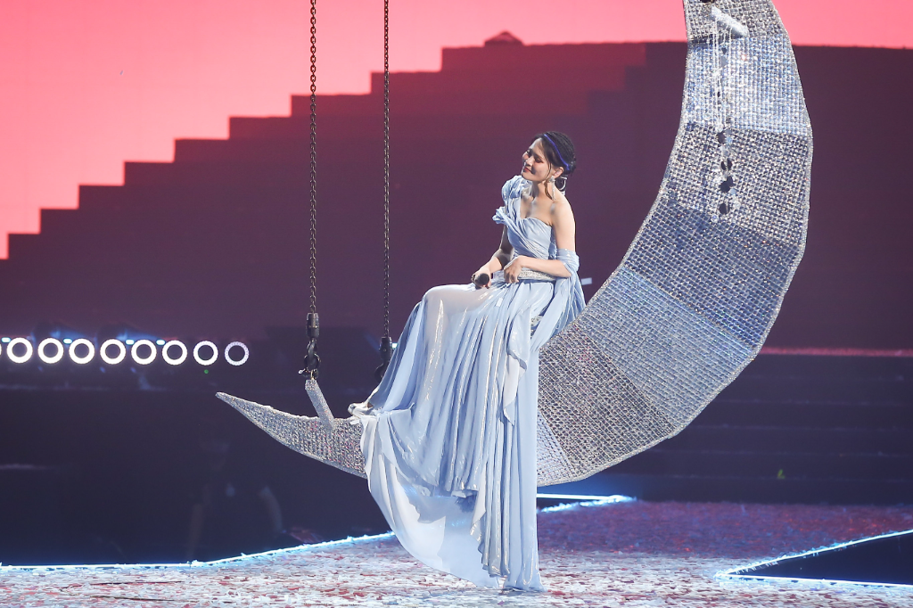 周蕙攻蛋打造「萬花筒舞台」！3小時唱到「登月」還抽獎　自嘲：我就是這麼逼自己