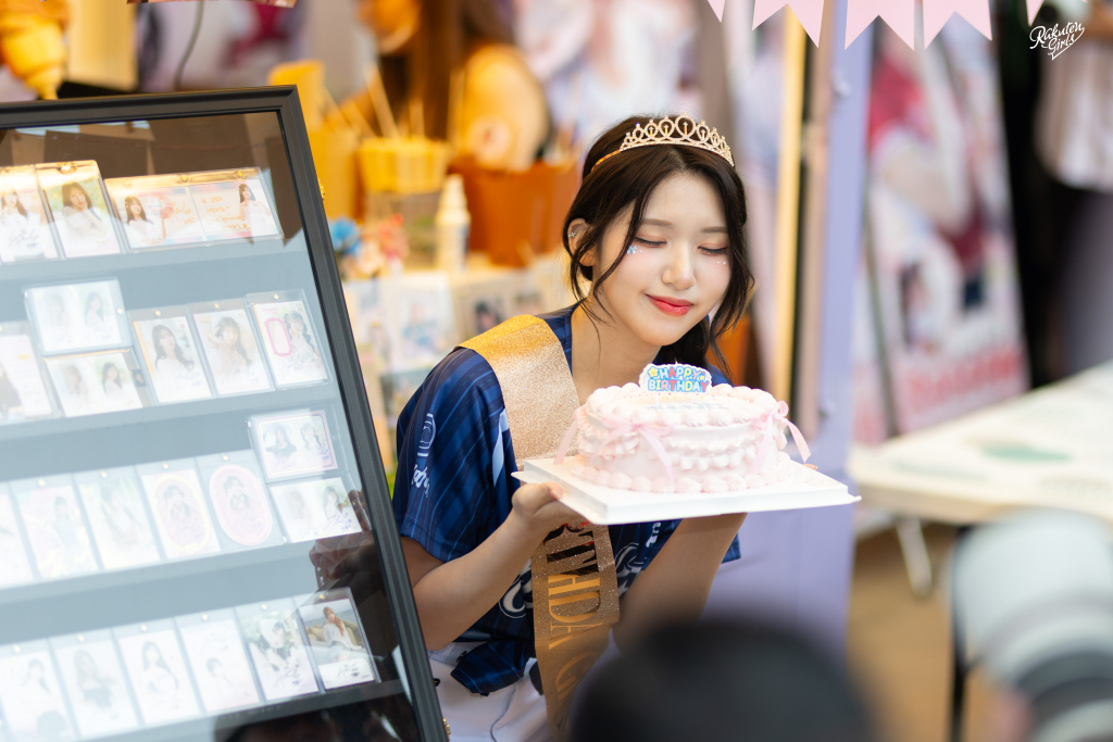樂天女孩廉世彬台灣慶生淚喊：原來我被這麼多人愛　金佳垠生日只差一天甜吃海底撈