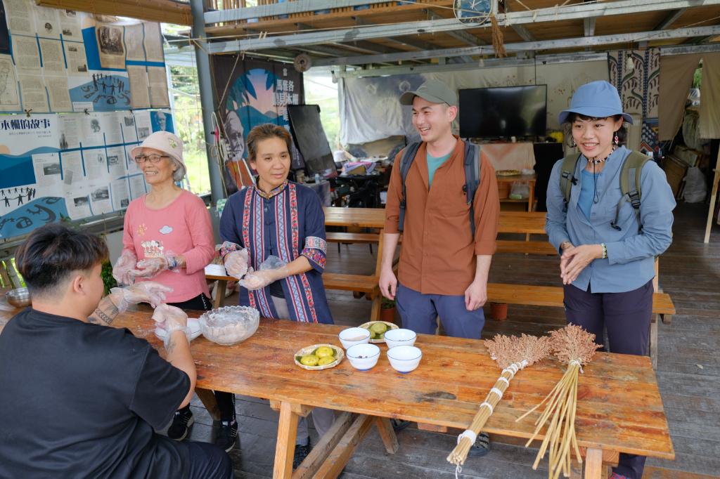 《尋找湯姆生》走入甲仙歷史現場！重現平埔生活：溯源樟腦產業、原始洗澡法
