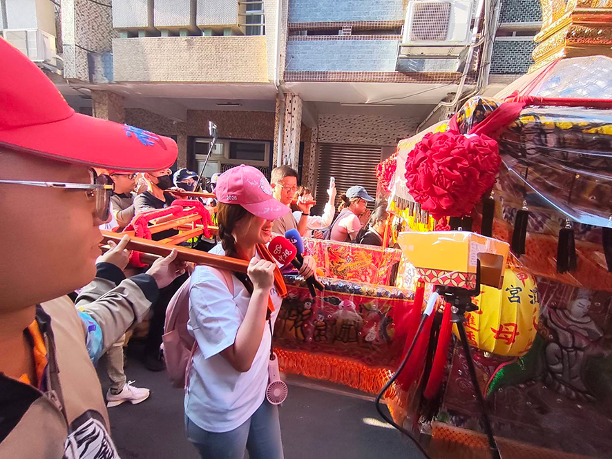 美女主播首跑大甲媽祖遶境就圓夢！意外扛轎又鑽轎底　直呼：感受到轎子的重量