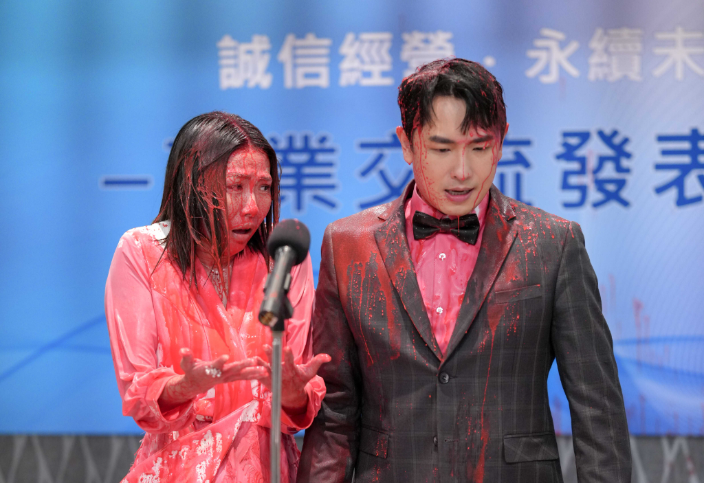 大牙拍潑漆戲崩潰！洗4次還全身紅　不爽喊：演壞人酬勞也沒比較高