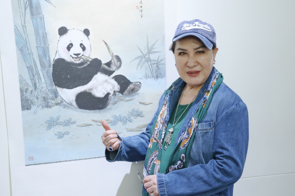 「歌仔戲國寶」楊麗花現身挺乾妹畫展　民眾驚呼：「國寶來看熊貓」