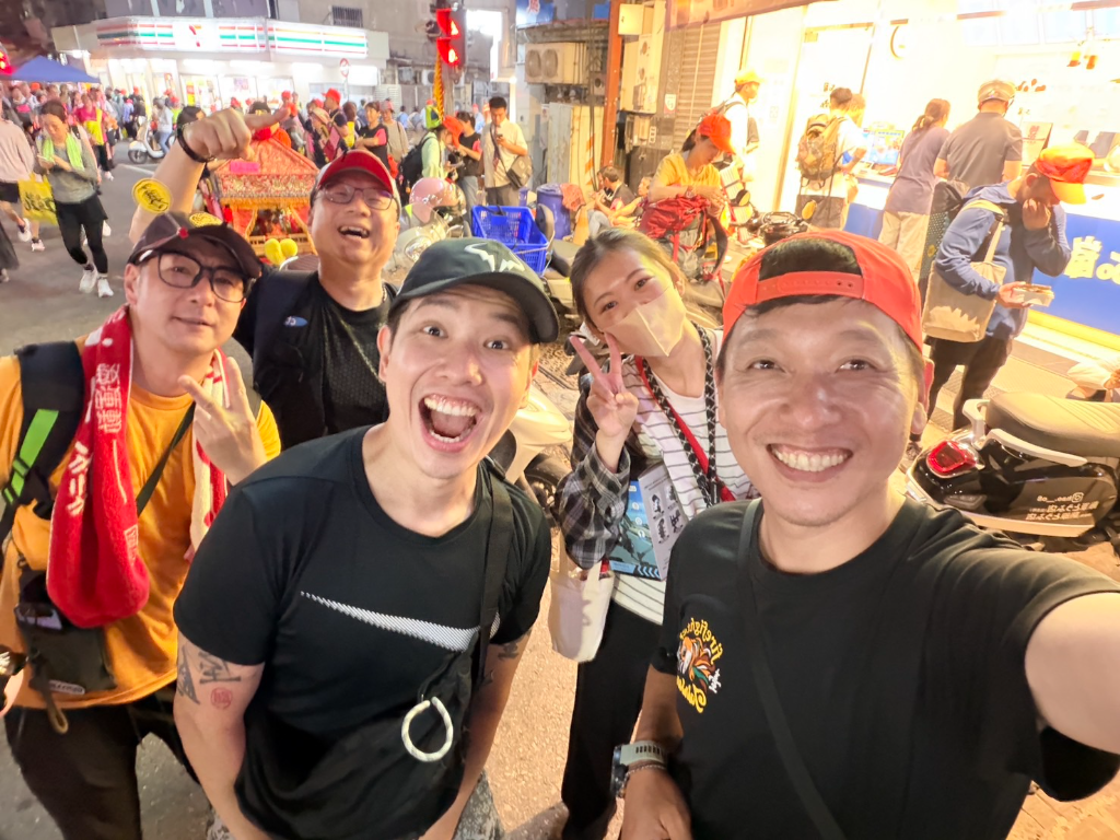 白沙屯媽祖遶境／「累了請上車」服務變少了！帥哥主播見證：信眾自發接送香燈腳超暖