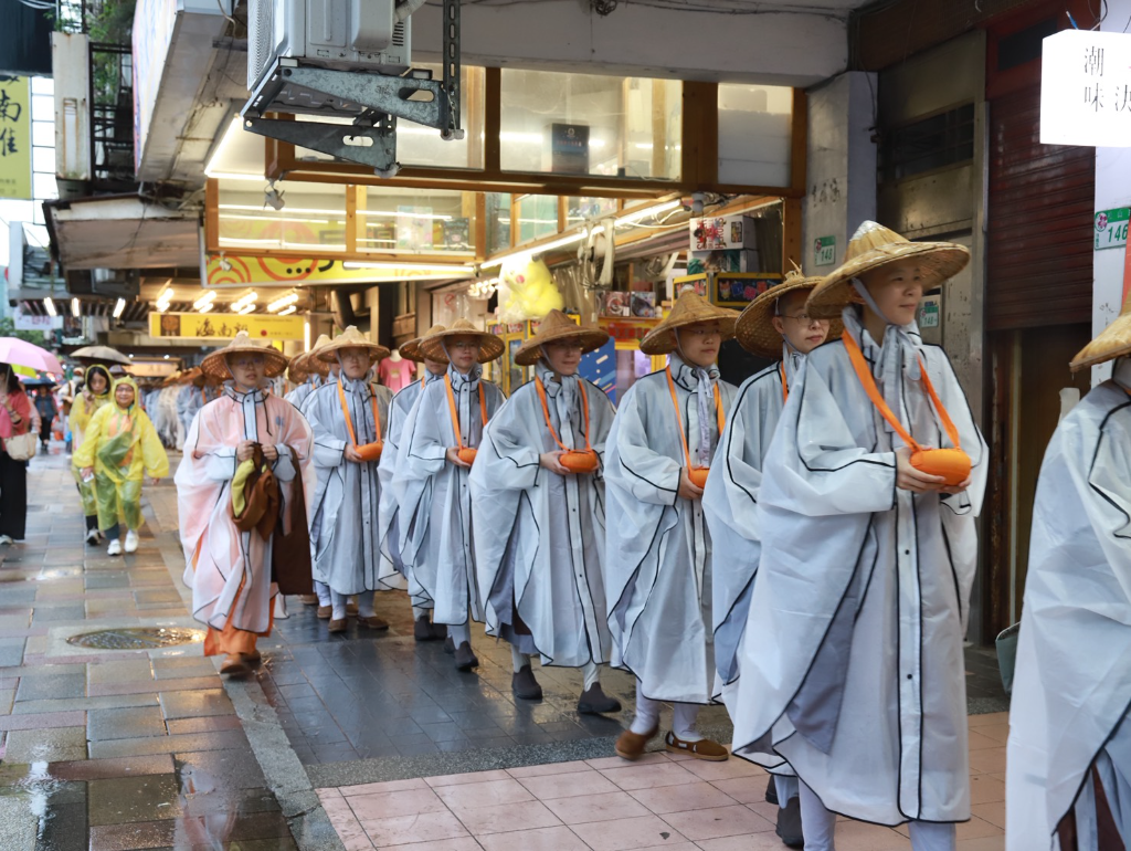 佛光山60周年！108僧侶「行腳托缽」祈福　傳遞正向力量