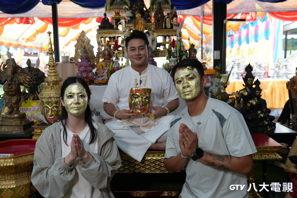 泰國神秘神址爆紅！主持人貼滿金箔體驗「往臉上貼金」　開獎結果曝光