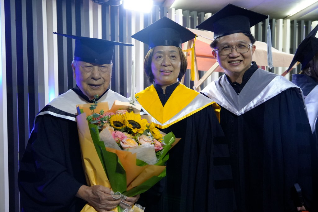 90歲李富城碩士畢業了！重返校園曝最大收穫：別因年紀放棄學習