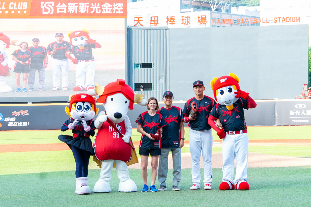味全龍／吳東亮現身球場挺運動！霹靂舞國手許馥雅開球　戰神啦啦隊熱舞