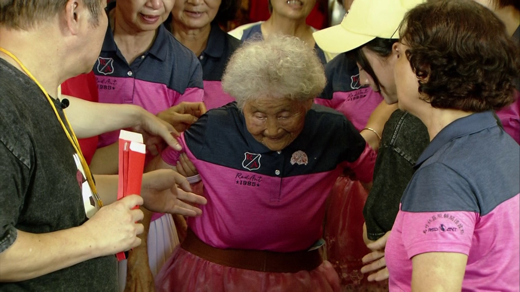 96歲鐵粉阿嬤現身！胡瓜親下場陪玩遭黃金米打臉　暖心替她贏回6000元獎金