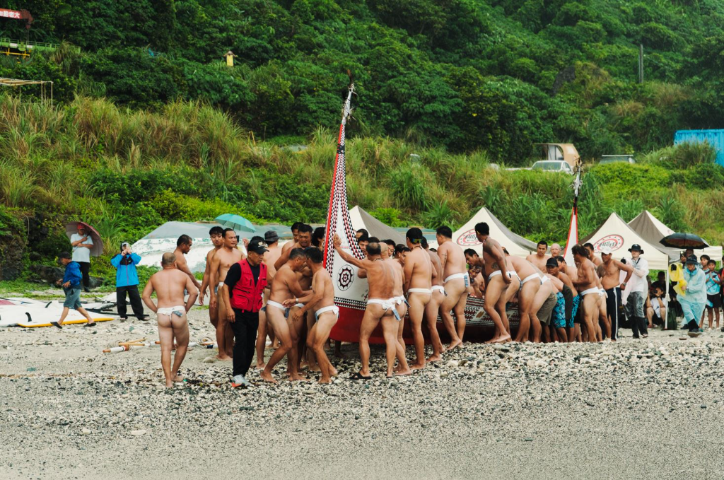 暌違300年再啟航！蘭嶼－巴丹傳統海路復航　60名划槳手橫渡黑潮