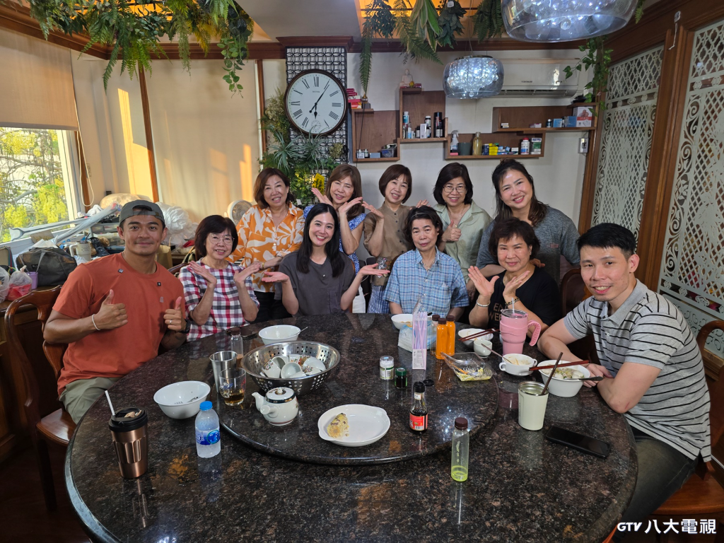融融做蚵仔麵線當「美食外交」！泰國大家族8阿姨搶吃　討論曼谷開店可能性