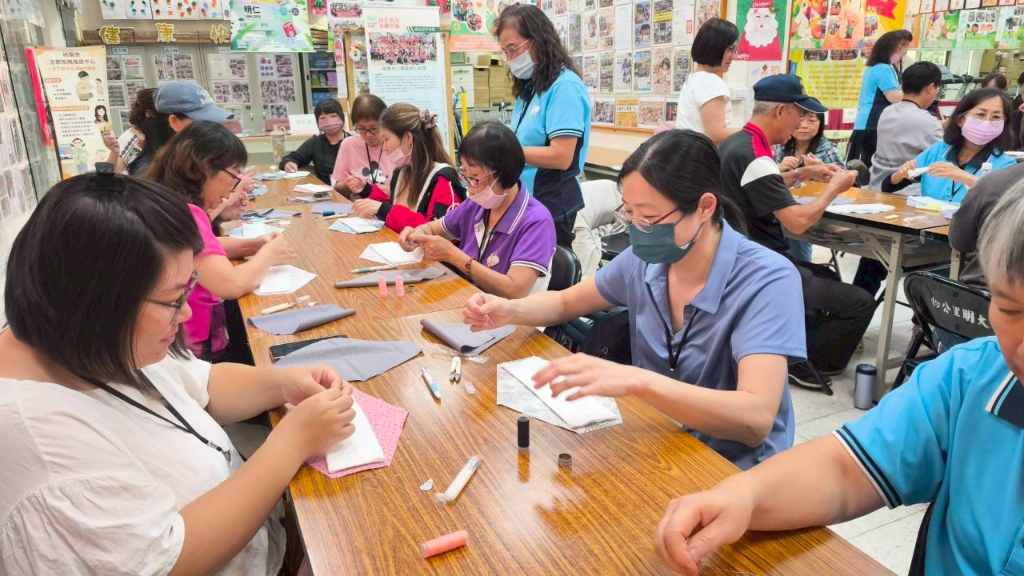 青銀攜手縫愛心　桃園志工共製布衛生棉送暖非洲女孩　