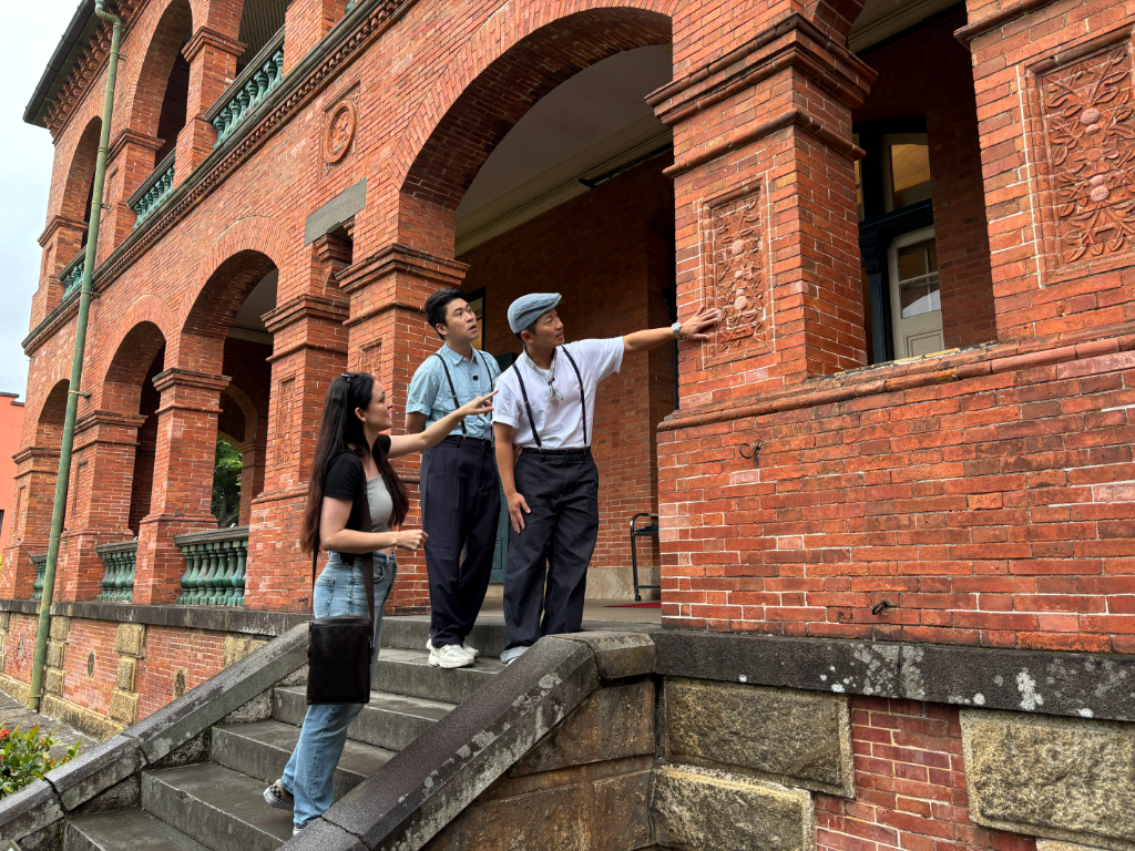 蔡昌憲回母校「真理大學」分享英式校園秘境　戴貝雷帽竟虧像廖添丁