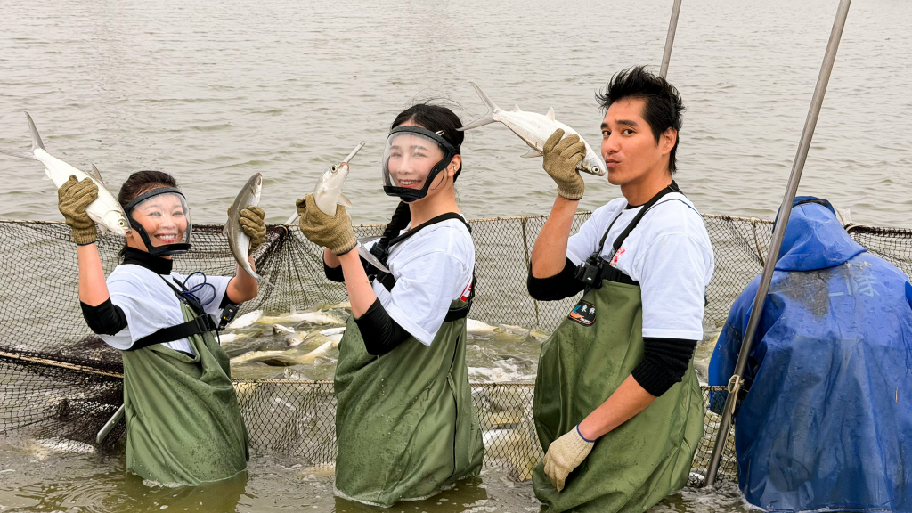 《請世界吃桌》隋棠外場變內場「首次進廚房」　藍正龍挑戰去魚刺自嘲：魚都毀了