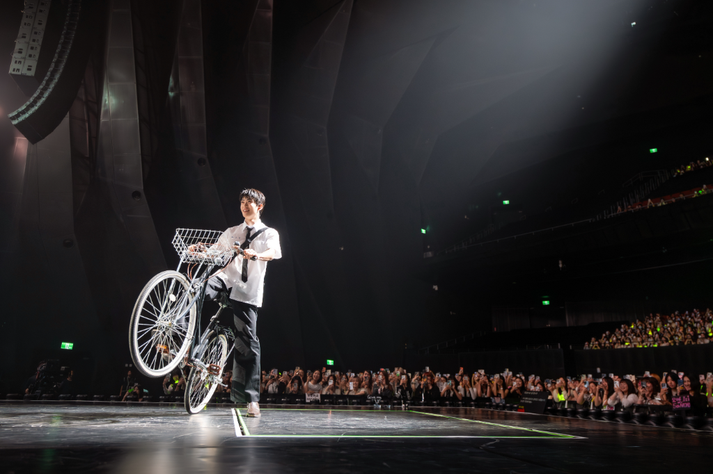 NCT 在玹穿高中制服騎腳踏車萌翻！公開「使用說明書」　親曝退伍後近況