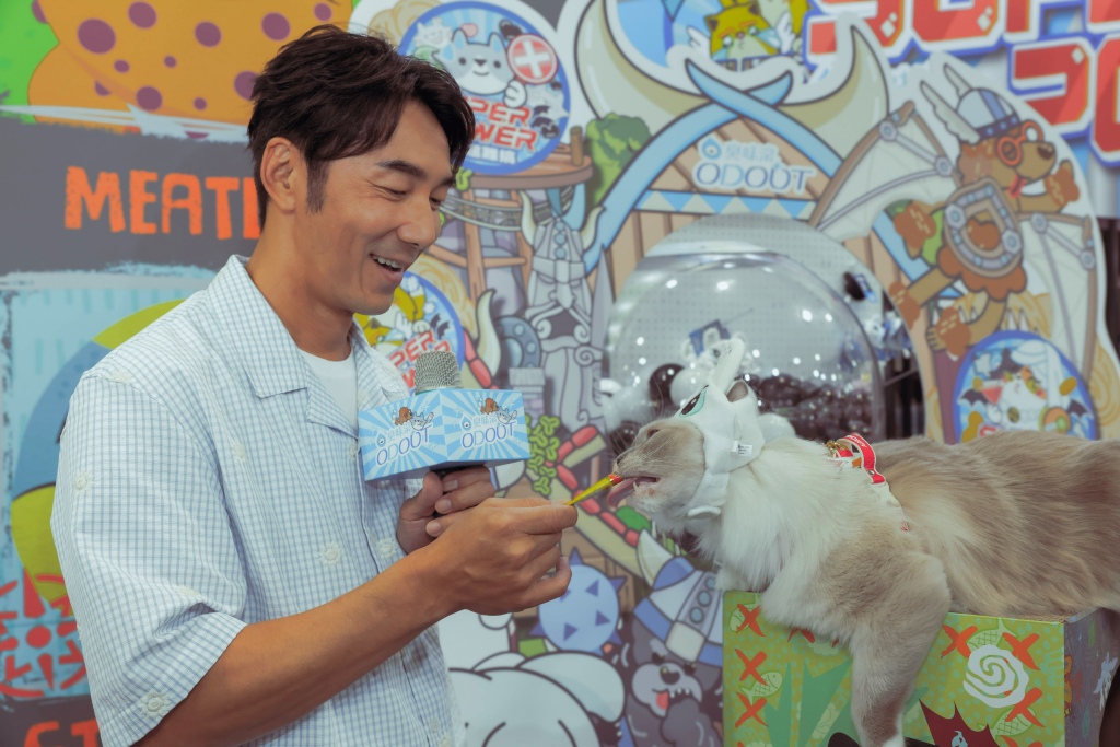 李李仁愛犬日常曝光！《馴龍高手》沒牙神似家中毛孩　笑喊：打雷都跑來找我