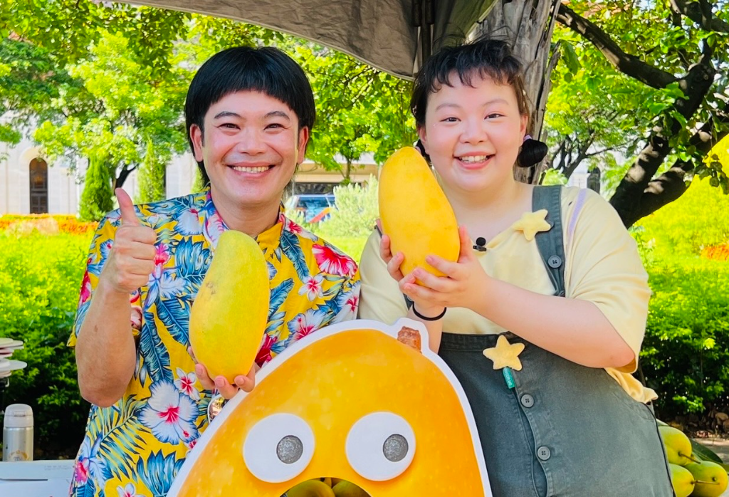 高雄金煌芒果季登場！《豆腐媽媽》宮美樂、馬國弼力挺站台　驚呼：「芒果比臉還大」