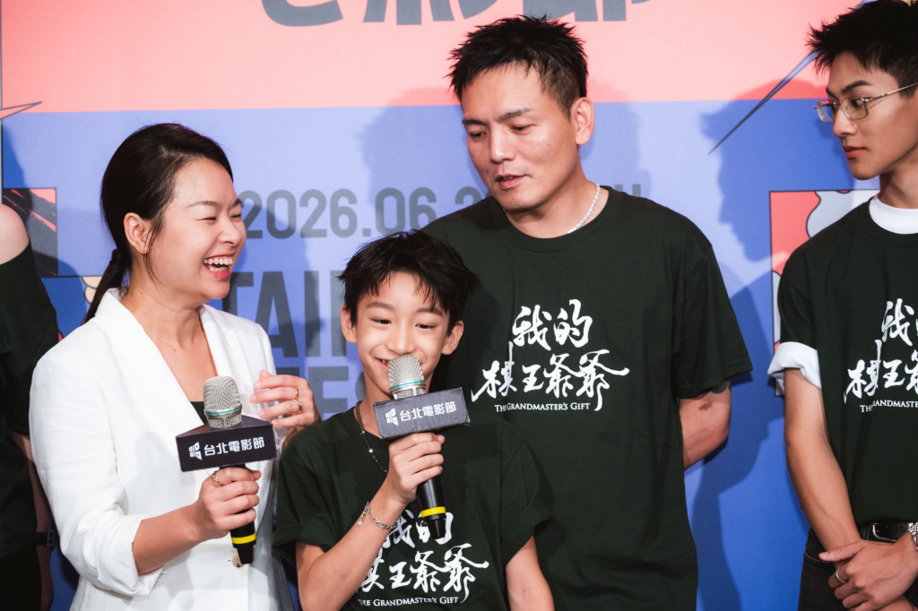 春風首挑戰爸爸角色！謝以樂曝戲外暖心互動　笑喊：有他當爸爸不怕被欺負