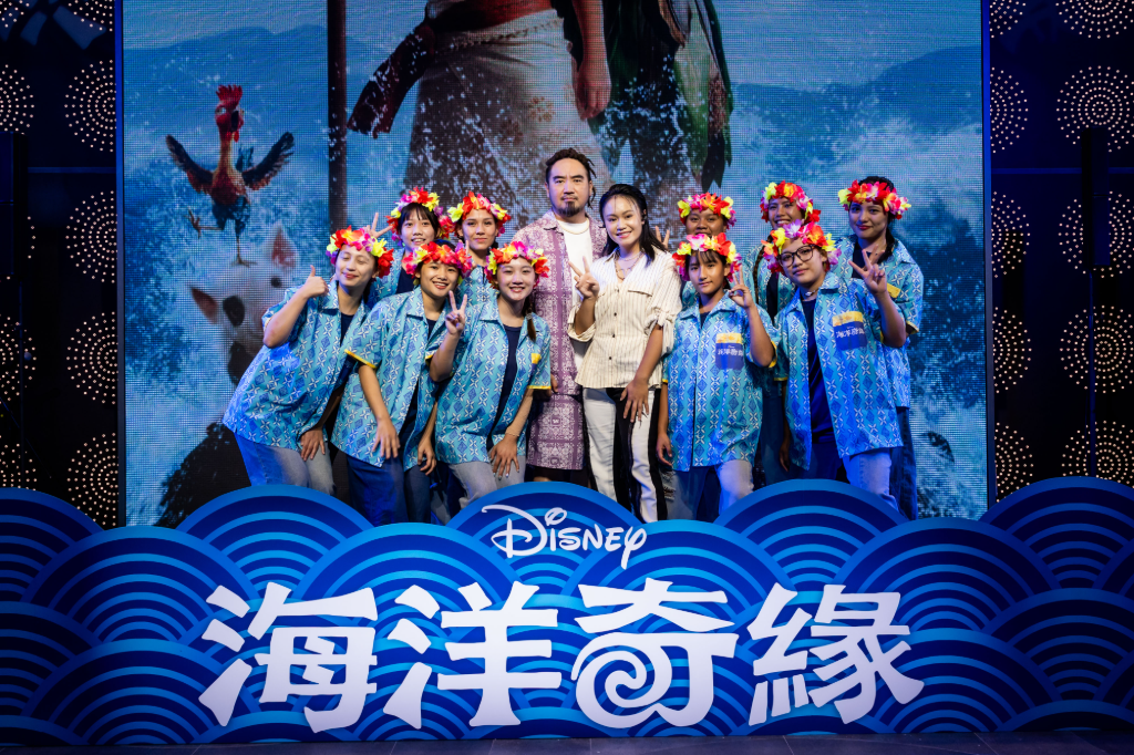 Matzka配《海洋奇緣》毛伊成孩子眼中「人氣王」！攜Makav真愛現身首映　暖挺布農少年逐夢