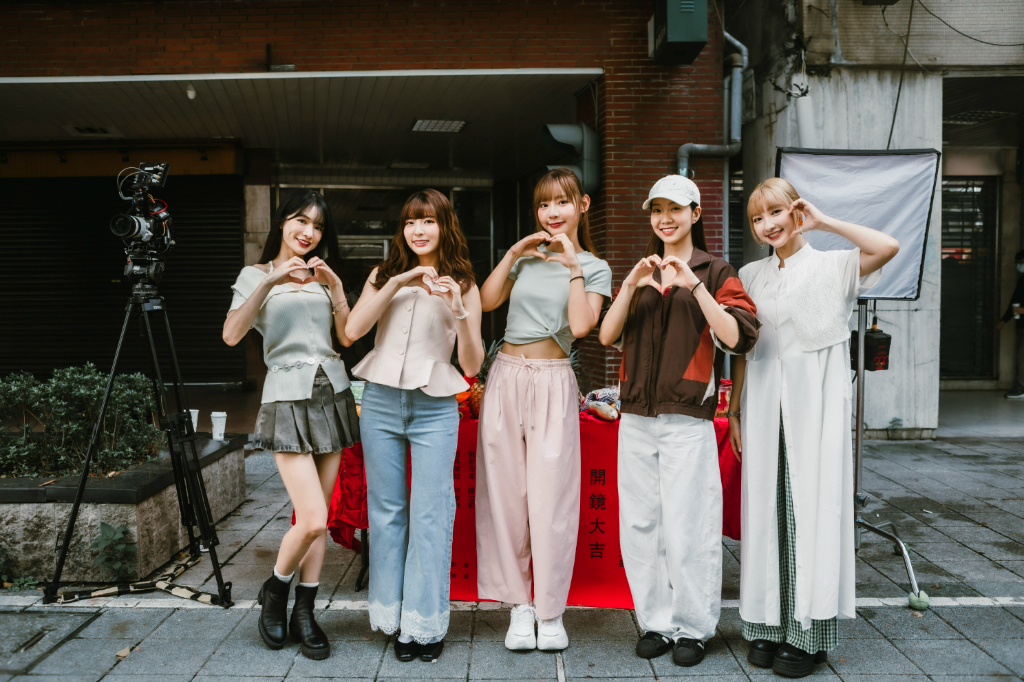 九大啦啦隊女神合體拍戲！《應援帝國》打破次元壁　段鈞豪、范姜彥豐助陣演出