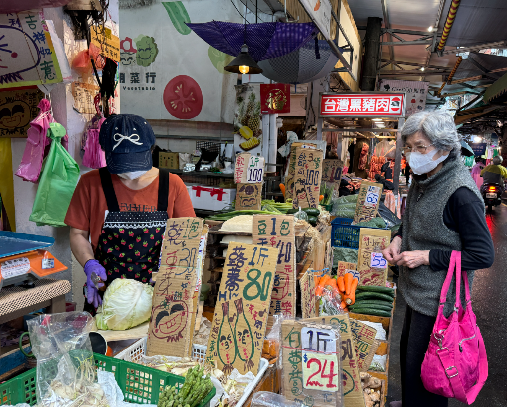 桃園旅遊｜買菜巴士出發！不當極限行軍派，我在客庄市場玩上癮