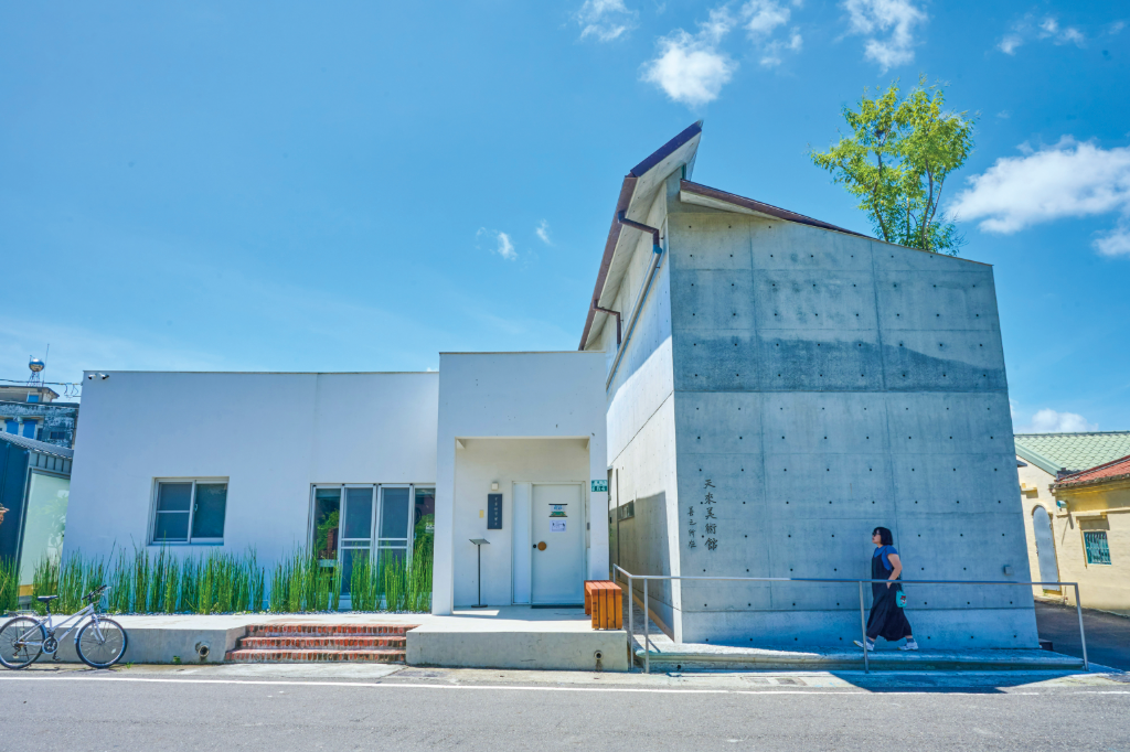嘉義景點｜農家古厝變身清水模建築　「天來美術館」讓藝術走進田埂中