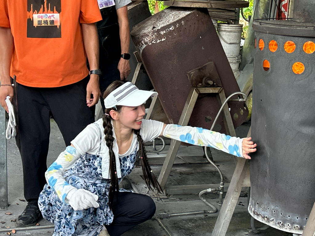 李雅英怕燙不敢摸！戴手套偷試探遭阿翔抓包　鼓起勇氣一摸驚喊：真的不燙