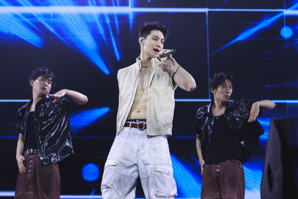GOT7隊長JAY B台北開唱超寵粉！裸上身引爆尖叫　兩度下台繞場互動、自拍飯撒全給了