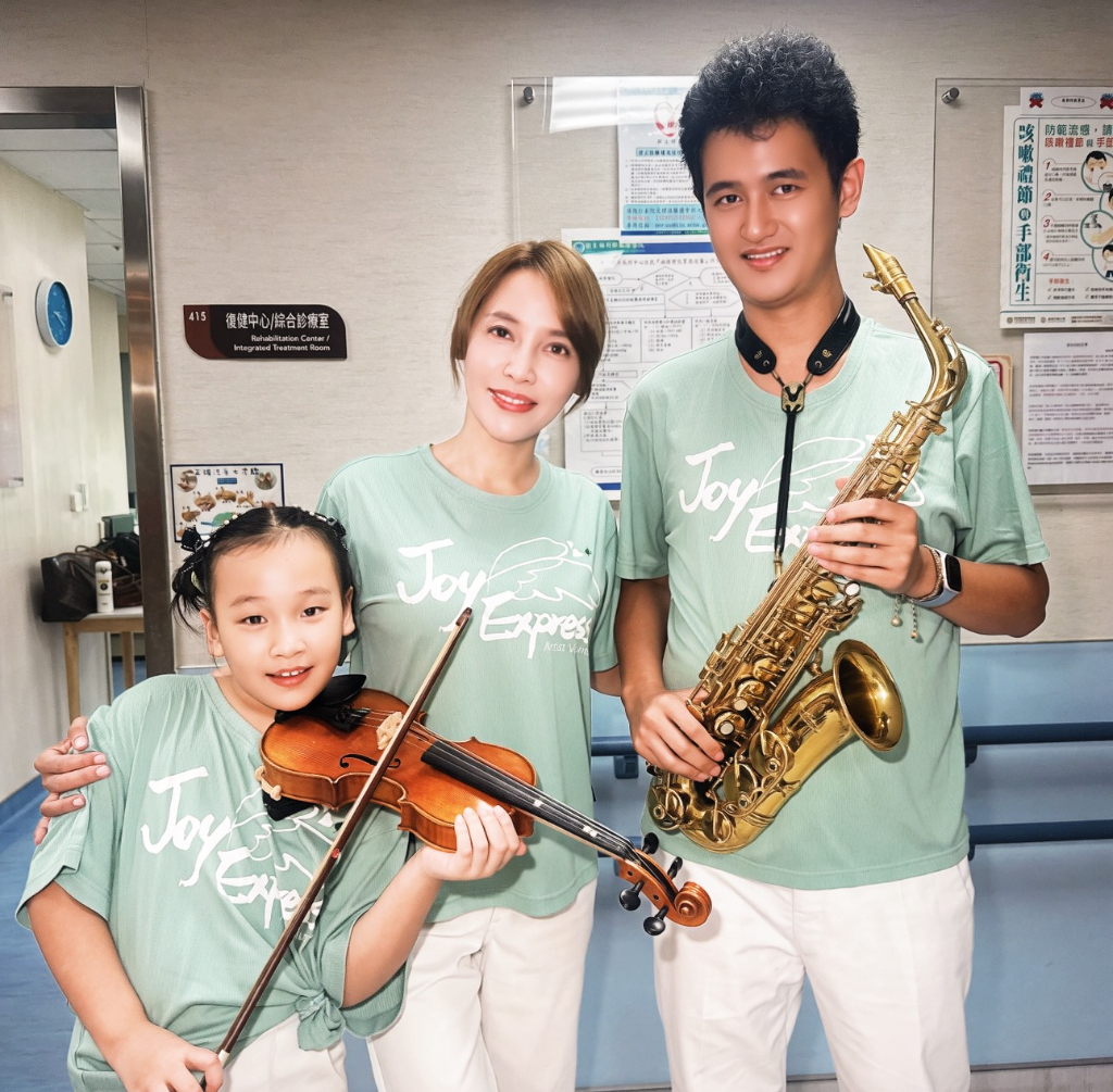 李沛綾兒女陪做公益10年！19歲兒子薩克斯風、女兒小提琴首度合奏　感恩上天賜一對「天使兒女」