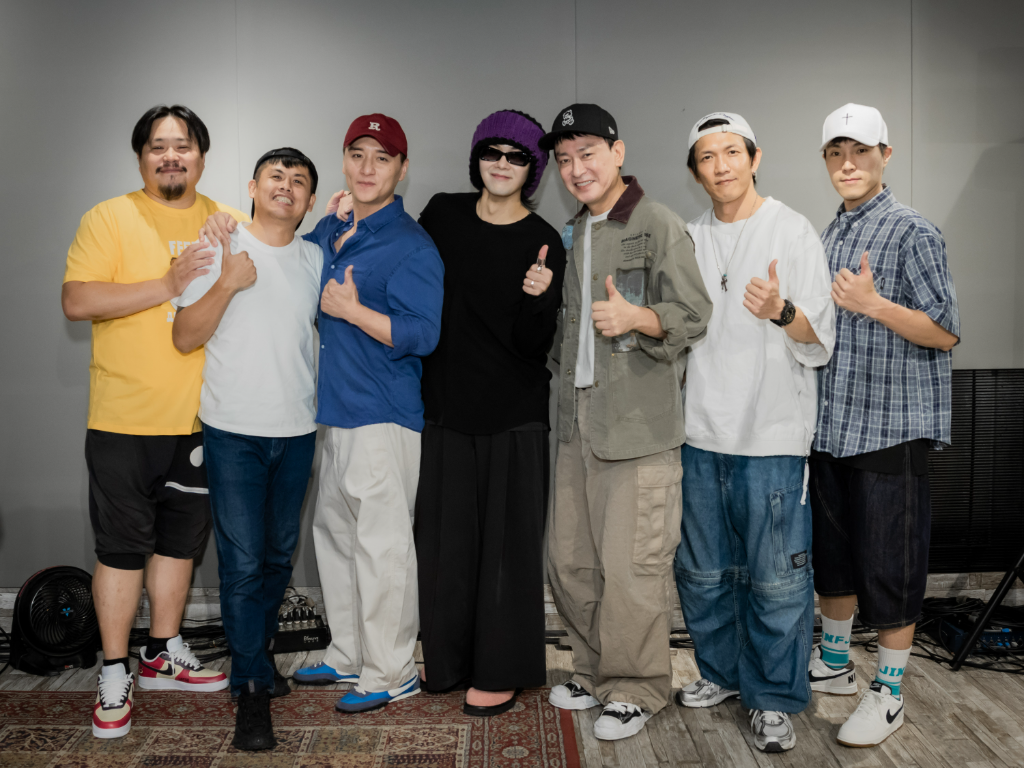 《角頭》北館五虎將變身唱跳男團！鄭人碩笑喊「年紀大了比較喘」　與唐振剛為王識賢伴奏