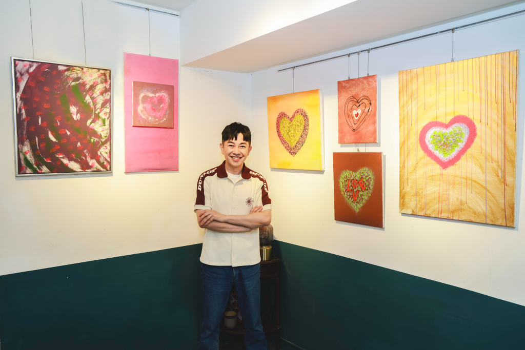 李明川斜槓人生再+1！《心 愛的》畫展大稻埕登場　繽紛畫風包裹內在悲傷