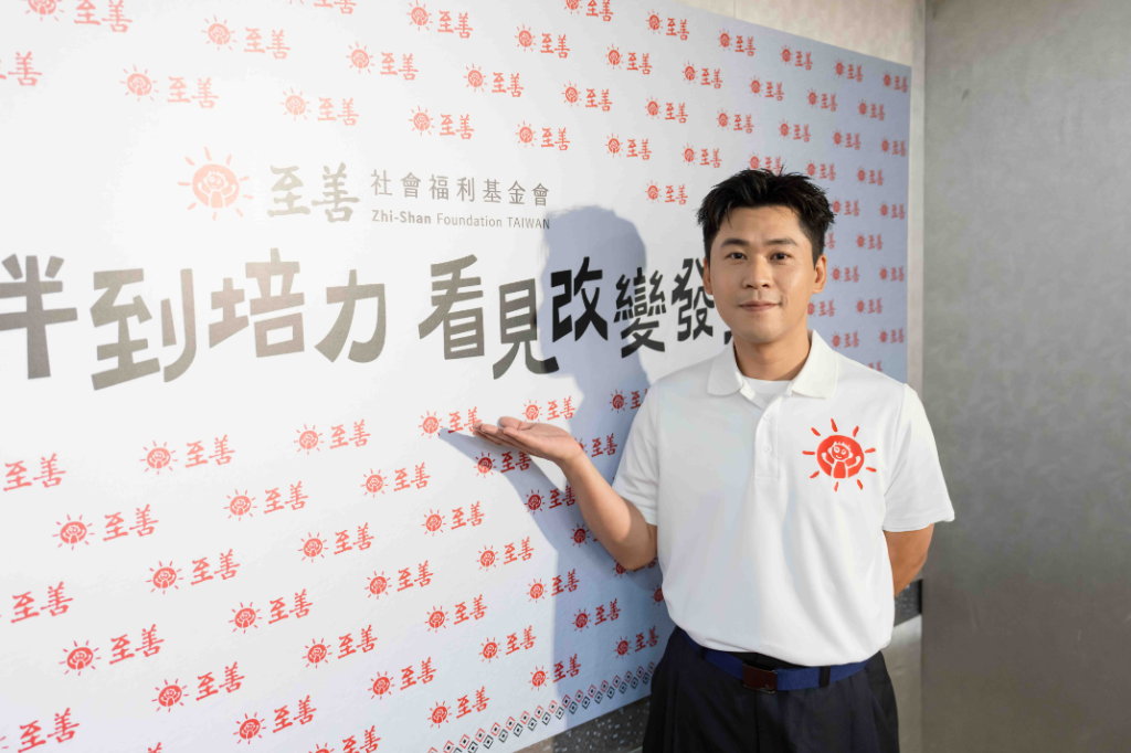黃迪揚前進新竹山區部落！送棒球帽許願「像《航海王》紅髮傑克」　助弱勢童勇闖世界