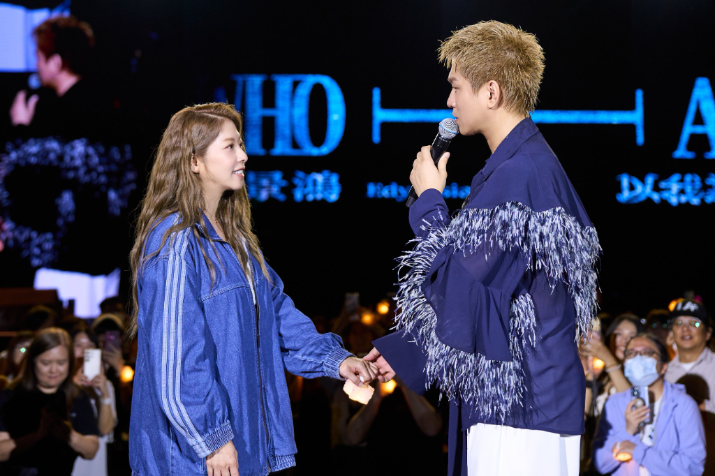 蕭景鴻演唱會牽老婆上台放閃！浪漫親吻甜炸　許願明年20週年辦婚禮