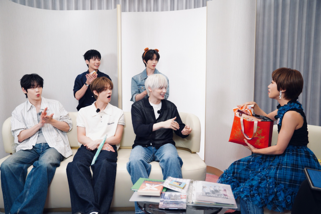 Lulu追星成功專訪TXT！帶「最後一顆芒果」送SOOBIN　尬舞YEONJUN解鎖追星成就