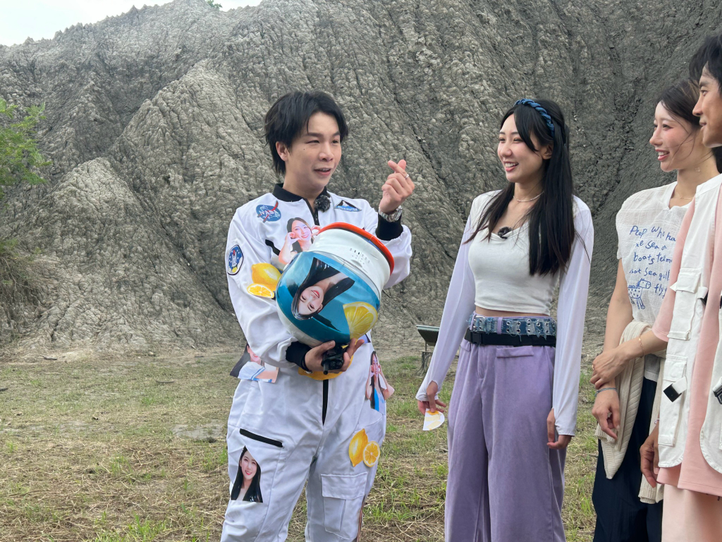 派翠克穿「檸檬太空裝」被疑情侶？！洞內甜撩「最閃亮的地方就是妳」　出洞竟喊：我們不太適合