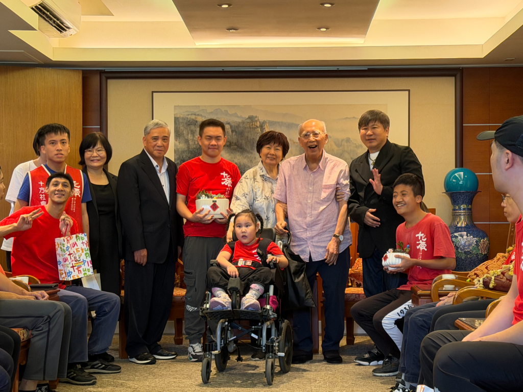 胡瓜帶十方院童感恩88歲吳伯雄！憶40年前鐵皮屋「外面下大雨、裡面下小雨」　靠他力挺蓋新大樓
