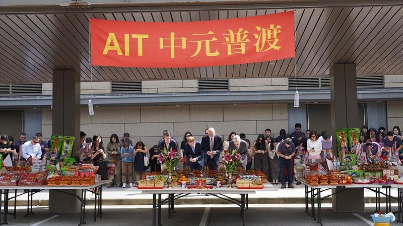 彰化市「鬼月不除草」雜草高過車輪！議員怒轟：白拿薪水　命理師曝民俗說法