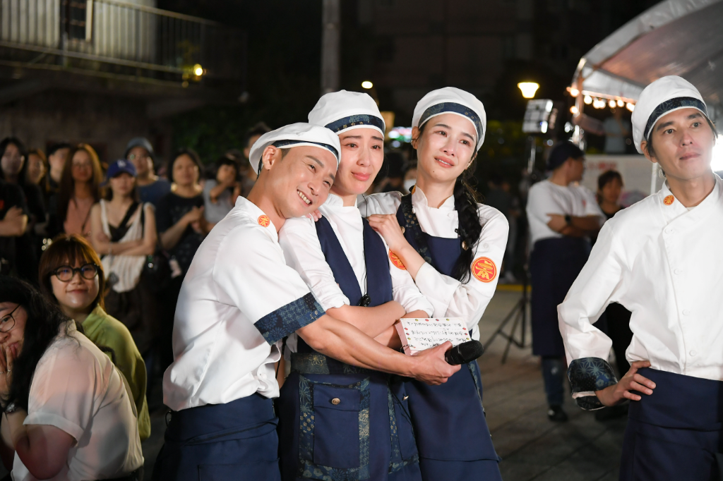 《請世界吃桌》台北101前辦15桌感恩宴！藍正龍炸到手抖抽筋　浩子、隋棠淚崩收場