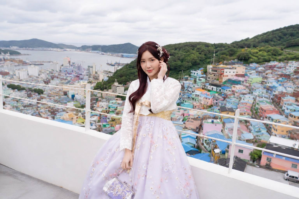啦啦隊女神李恩菲赴釜山拍實體寫真書！飯店驚遇「神秘插曲」：泳圈拍攝前離奇失蹤