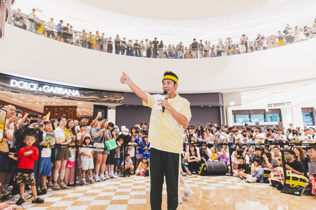 香蕉哥哥26週年台中見面會！愷樂久違現身送祝福　喊話：「我的孫子也要跟你跳〈卡加布列島〉」