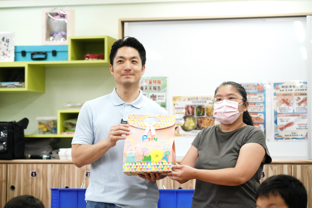 蔣萬安化身「打菜員」！國中小免費午餐開吃　學童：好吃又營養