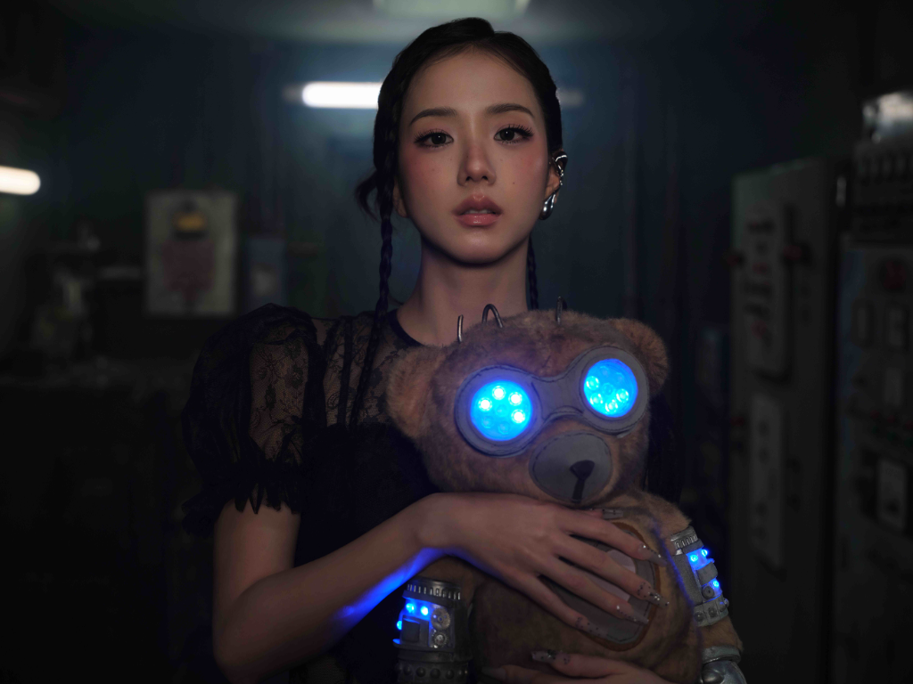 JISOO新歌〈CLICK〉藏「粉絲告白」！機器泰迪熊「CLICK 熊」象徵全球歌迷　陪她並肩同行