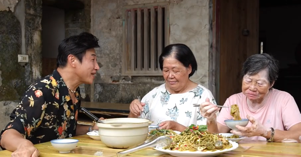 陳鴻澎湖尋味遇74歲美麗阿媽！蹲沙地「掘塗豆」　感嘆古早手藝逐漸失傳