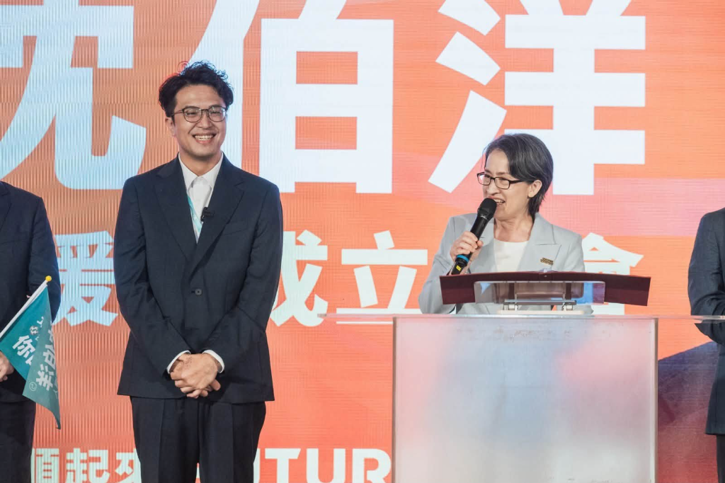 沈伯洋「台北隊」為何集體穿米色西裝？心理師揭政治人物「制服感」：不只做給選民看