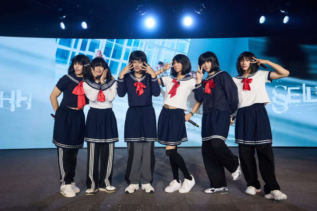 Ozone成軍4週年豁出去了！穿女子高校水手服、妹妹頭演唱　6帥瞬間變6美