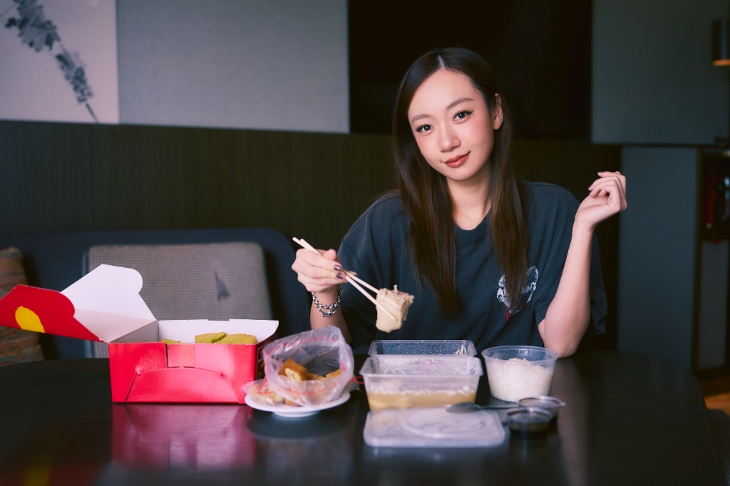 Julia吳卓源直擊Netflix新加坡辦公室　肉骨茶油條「吸湯汁」初體驗