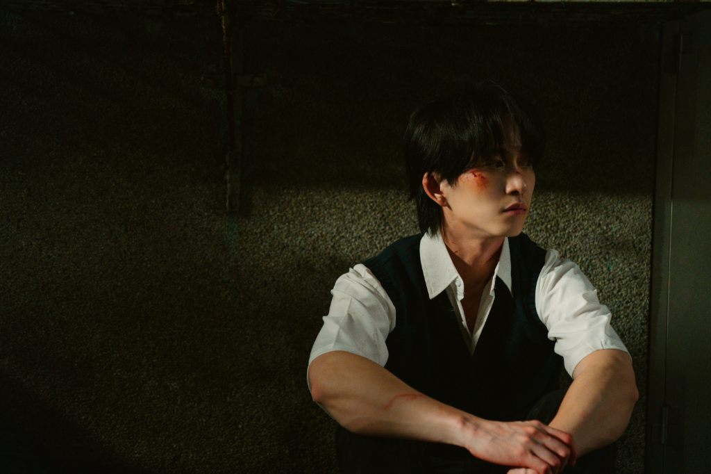 邱鋒澤「病態煙燻妝」美到像AI！粉絲驚呼「暗黑搖滾太殺」　深夜失眠曝真實心聲